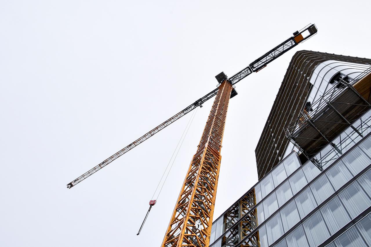 Grua torre em obra de edifício