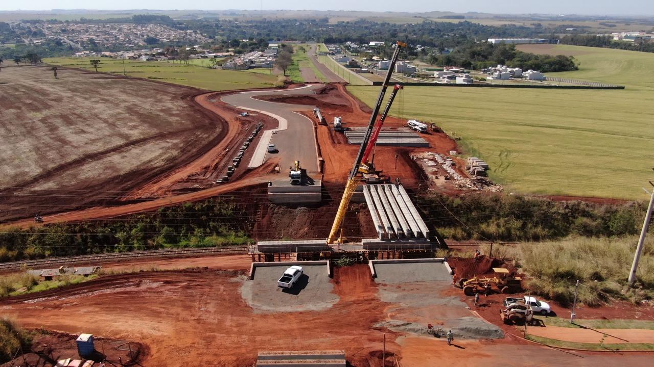 Construção de ponte e nó rodoviário