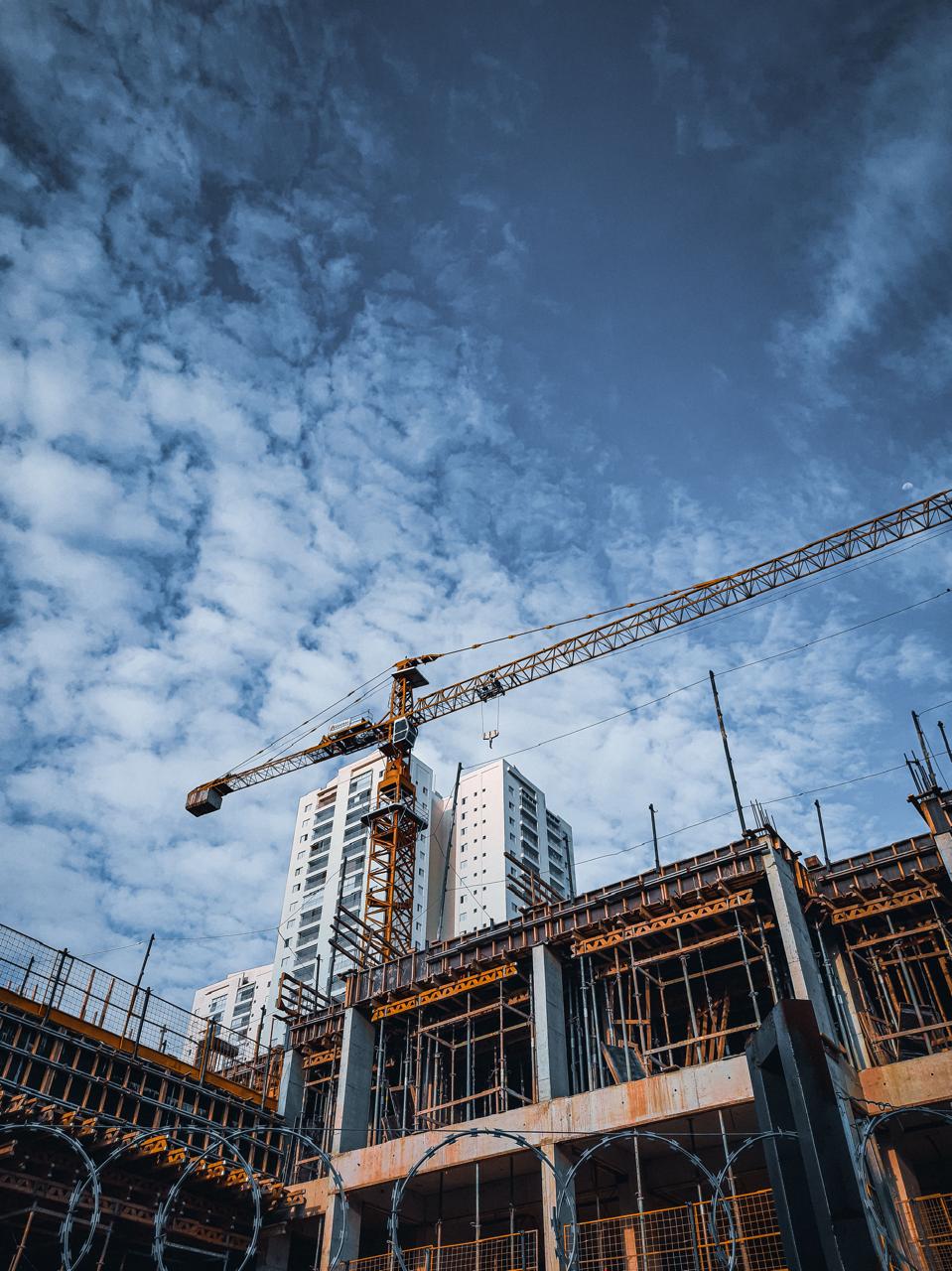 Estrutura em construção com perímetro de segurança